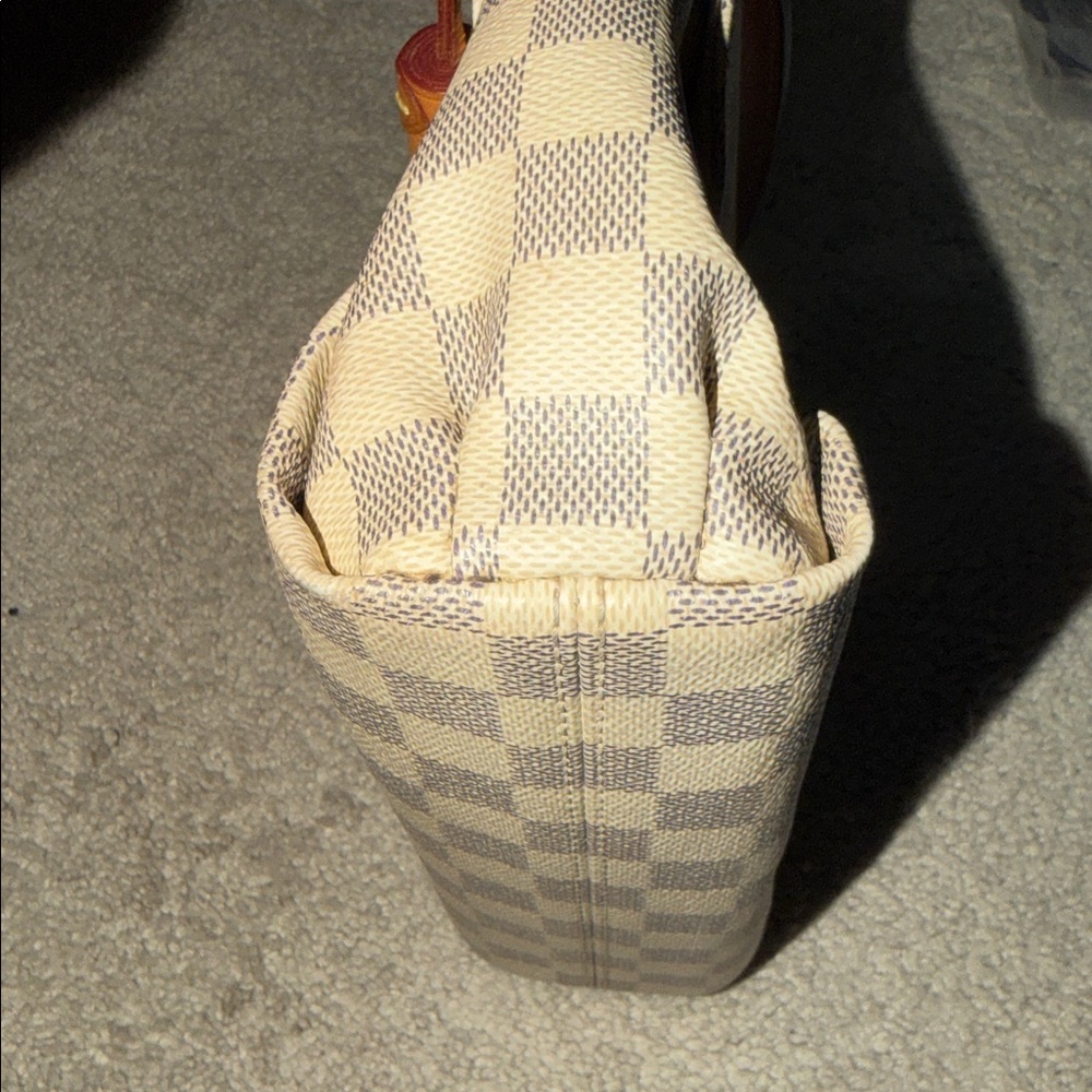 Louis Vuitton Handbag - Picture 6 of 9